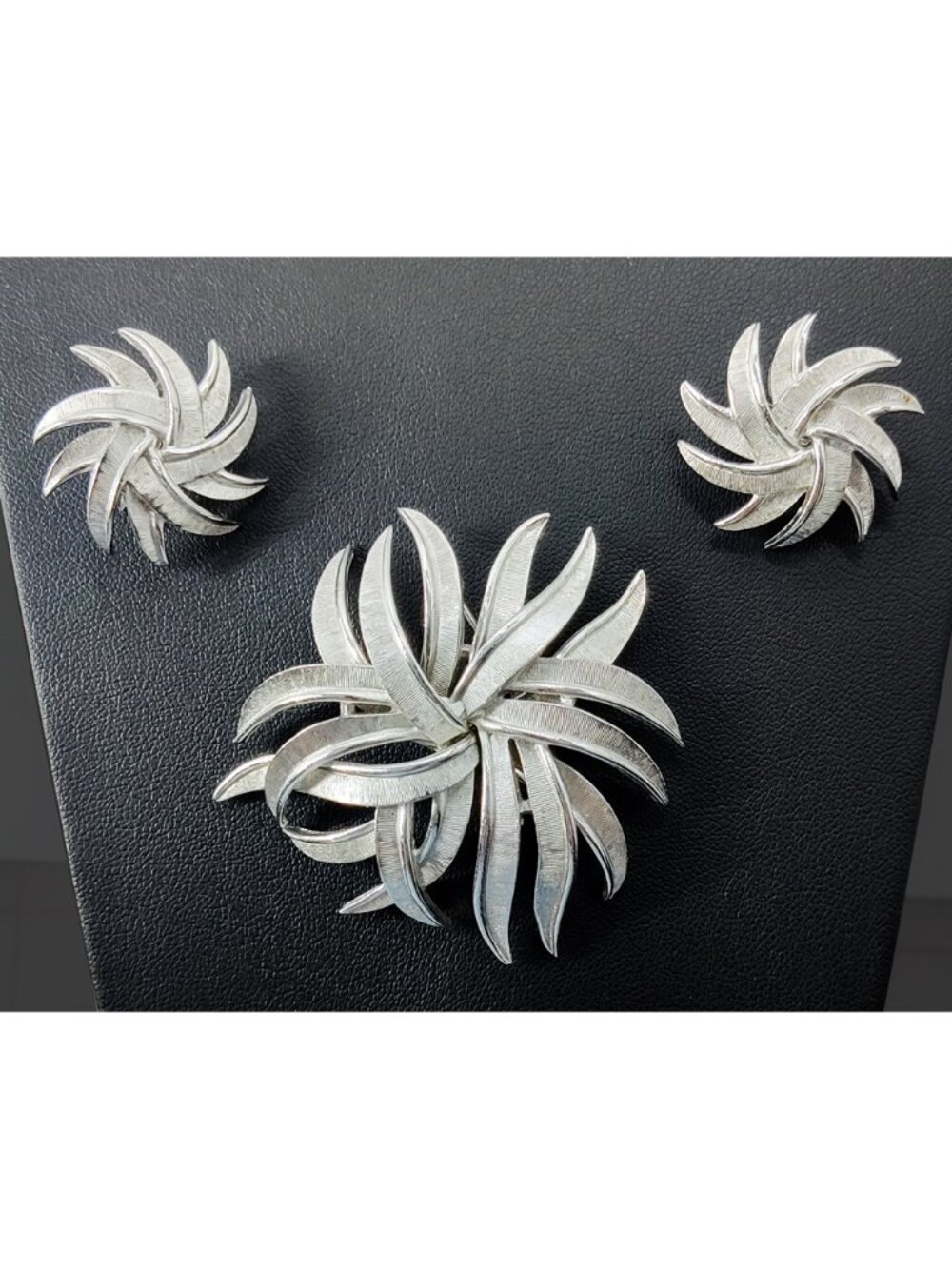 Vintage 1950-60s Crown Trifari Signed Silver Plated Seaweed Brooch & Earrings